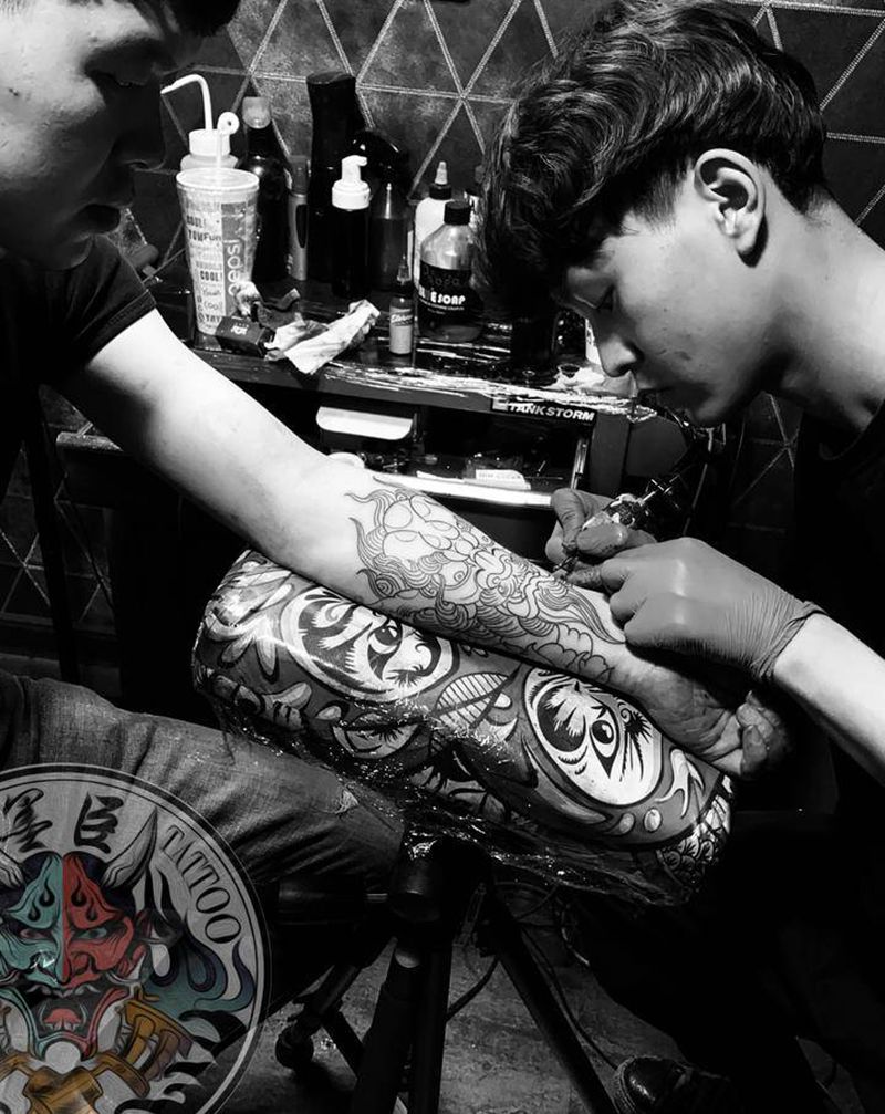 唐狮纹身图片_手臂新传统唐狮牡丹蛇纹身图案