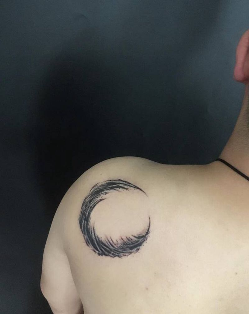 暗黑纹身图片_肩部花体字纹身图案