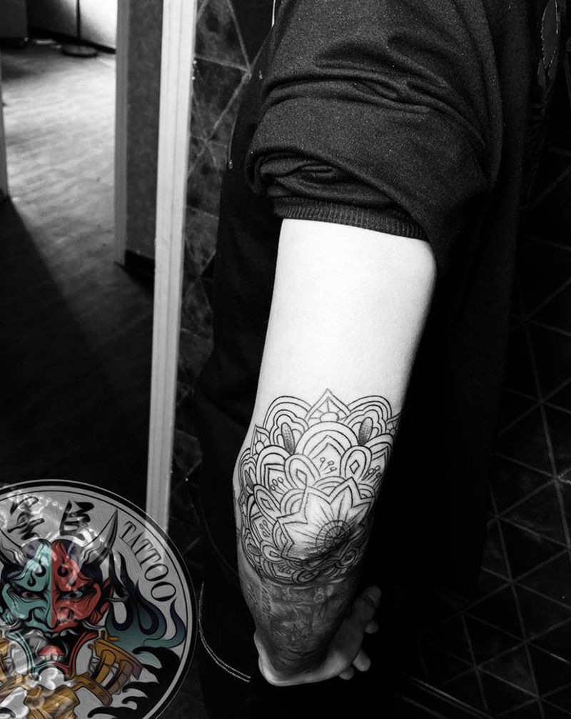 曼陀罗纹身图片_手臂新传统几何曼陀罗花肘子花纹身图案