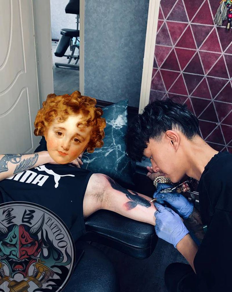 水墨鱼纹身图片_肩部手臂水墨水墨鱼纹身图案