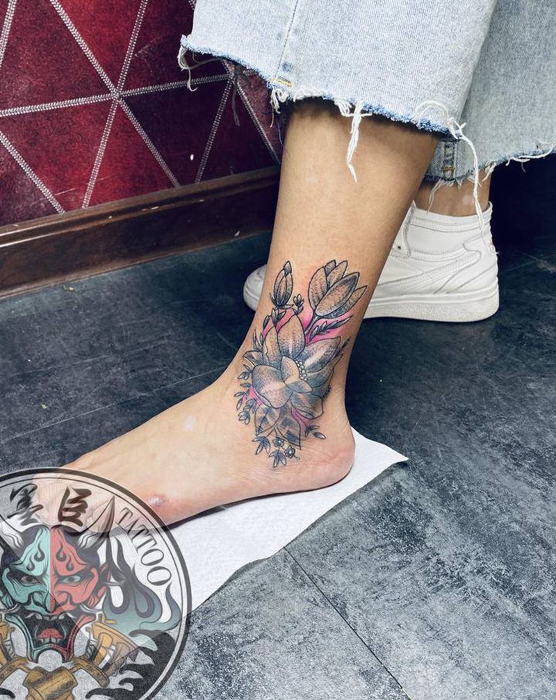 素花纹身图片_腿部脚部点刺水墨素花花点刺纹身图案