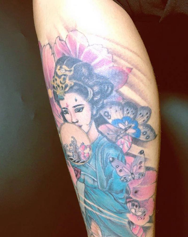 异域美妞纹身图片_腿部新传统纹身图案