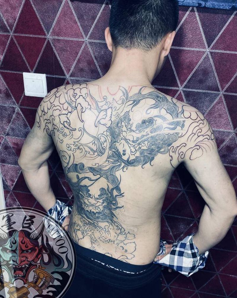 唐狮纹身图片_肩部背部老传统新传统唐狮圈雾花纹身图案