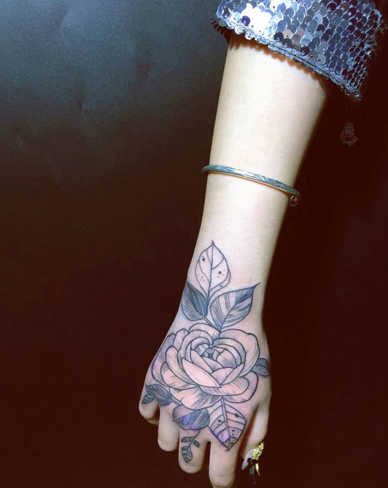 花手纹身图片_手部纹身图案