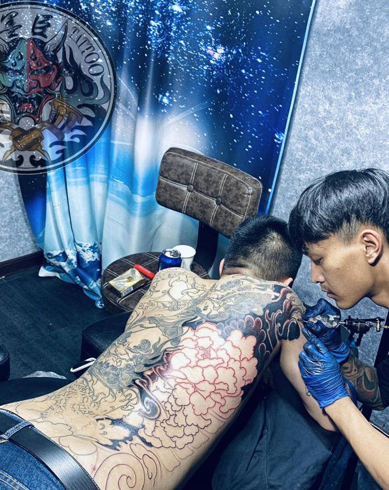 唐狮纹身图片_肩部背部老传统新传统唐狮牡丹老传统纹身图案