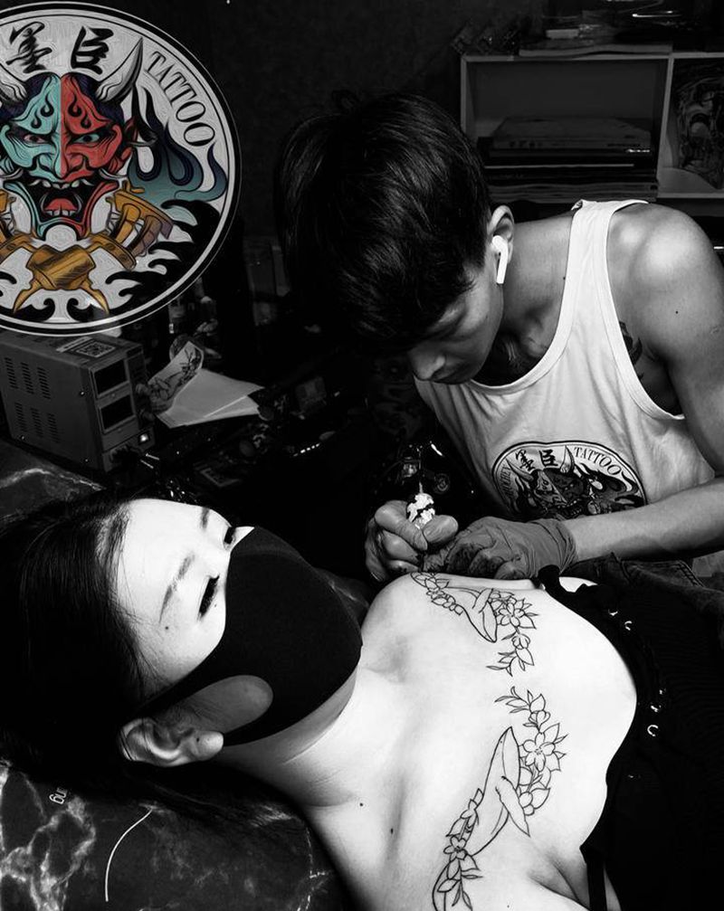 鲸落纹身图片_肩部胸部点刺新传统鲸鱼素花鲲纹身图案