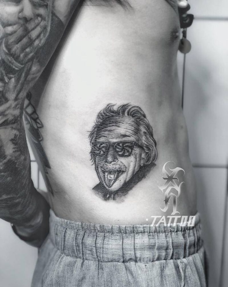 黑灰爱因斯坦纹身图片_腰部欧美写实纹身图案