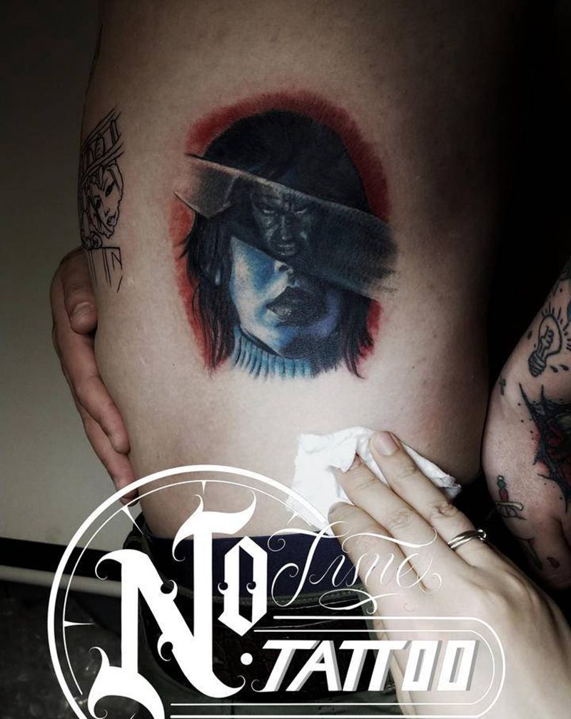 闪灵纹身图片_腰部欧美写实纹身图案