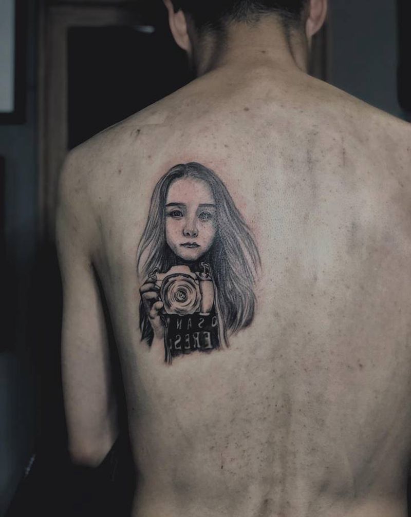 女朋友的素描纹身图片_背部素描人像纹身图案