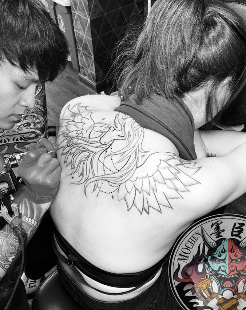 独角兽纹身图片_肩部背部欧美写实新传统独角兽翅膀重彩纹身图案