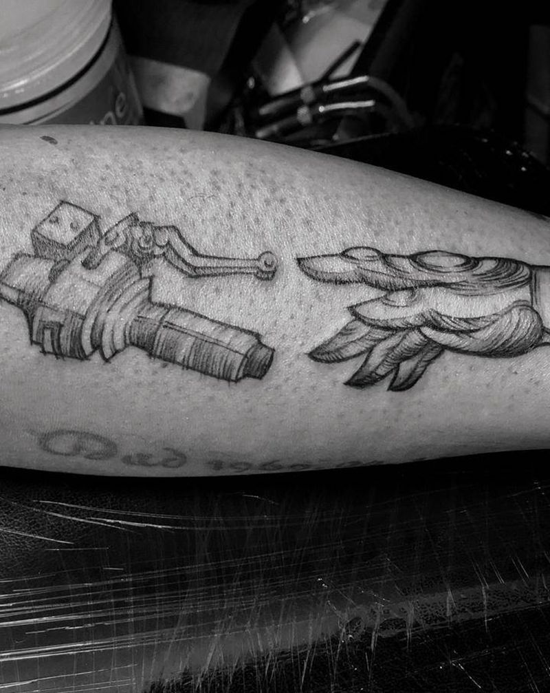 摩托爱好者纹身图片_手部速写风格纹身图案