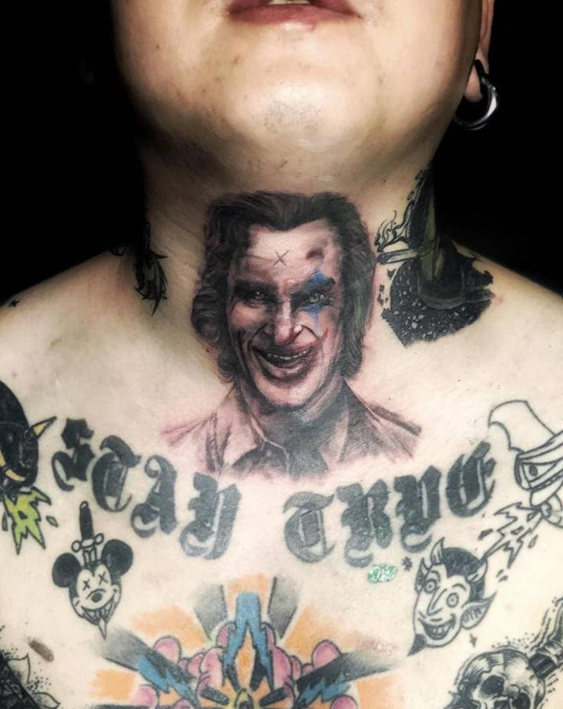 小丑纹身图片_颈部欧美写实纹身图案