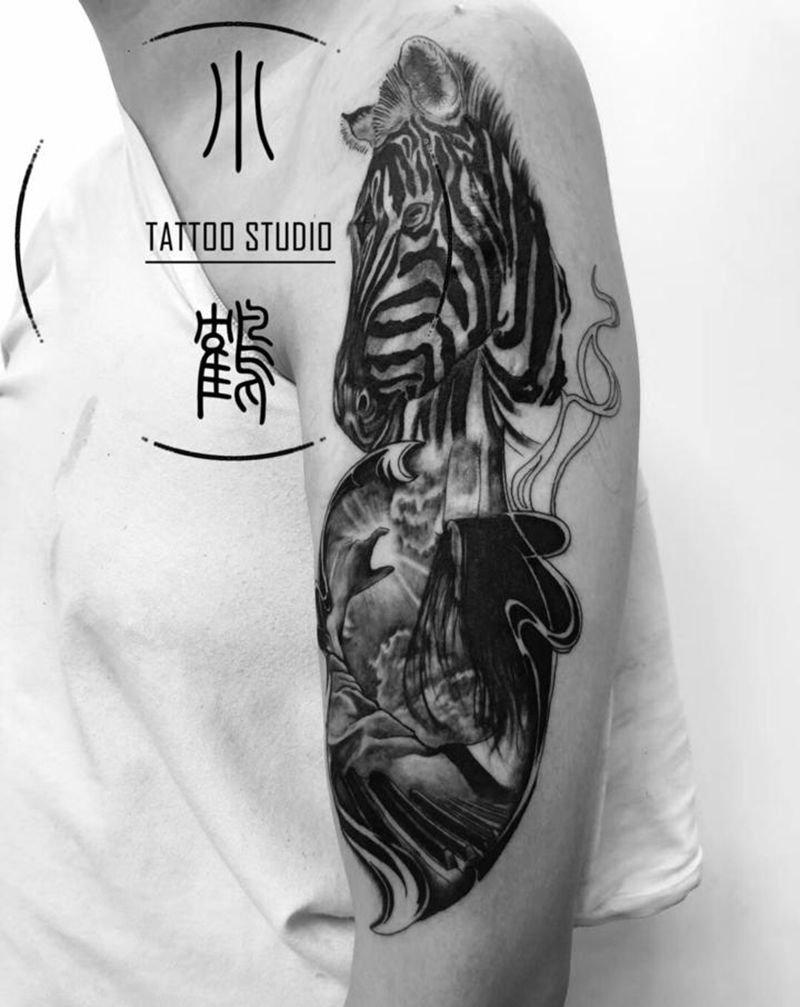 斑马斑马纹身图片_手臂欧美写实纹身图案