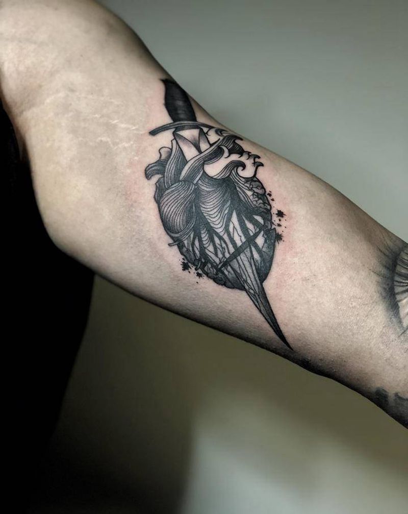 心脏纹身图片_手臂black work纹身图案