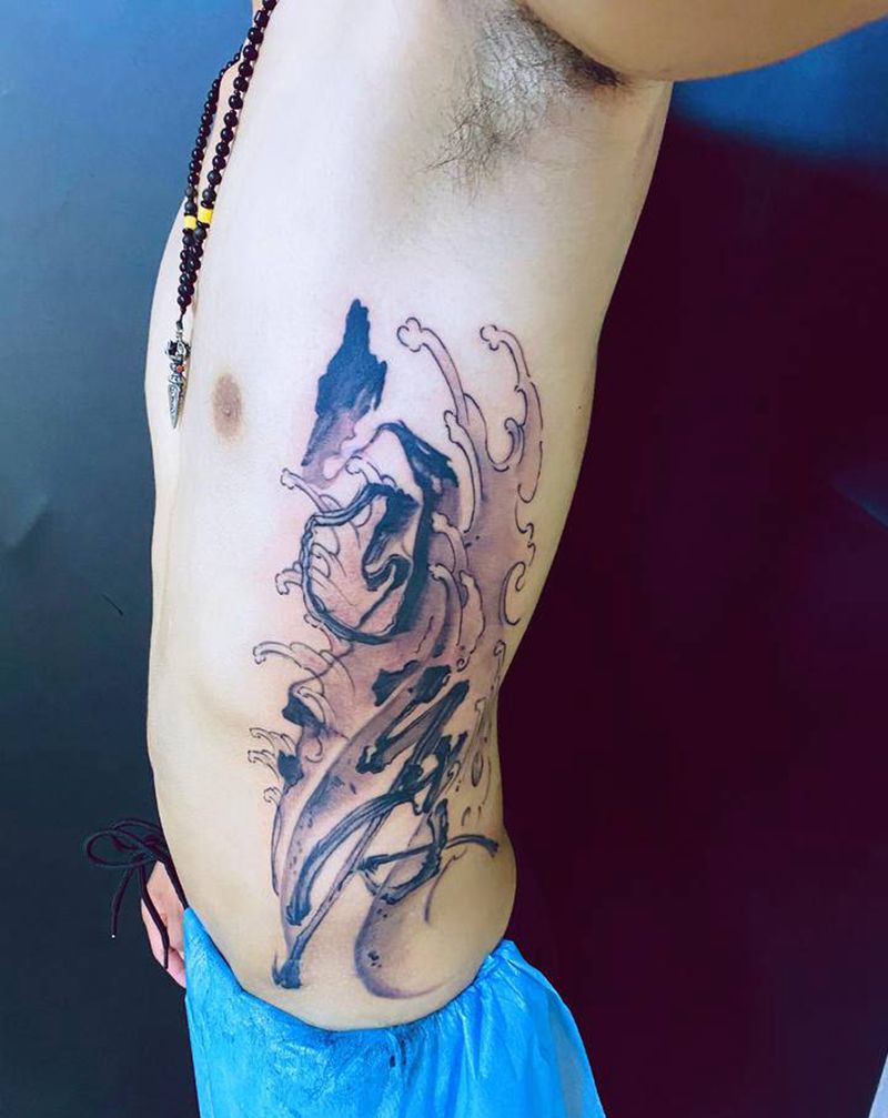 自渡纹身图片_腰部水墨纹身图案