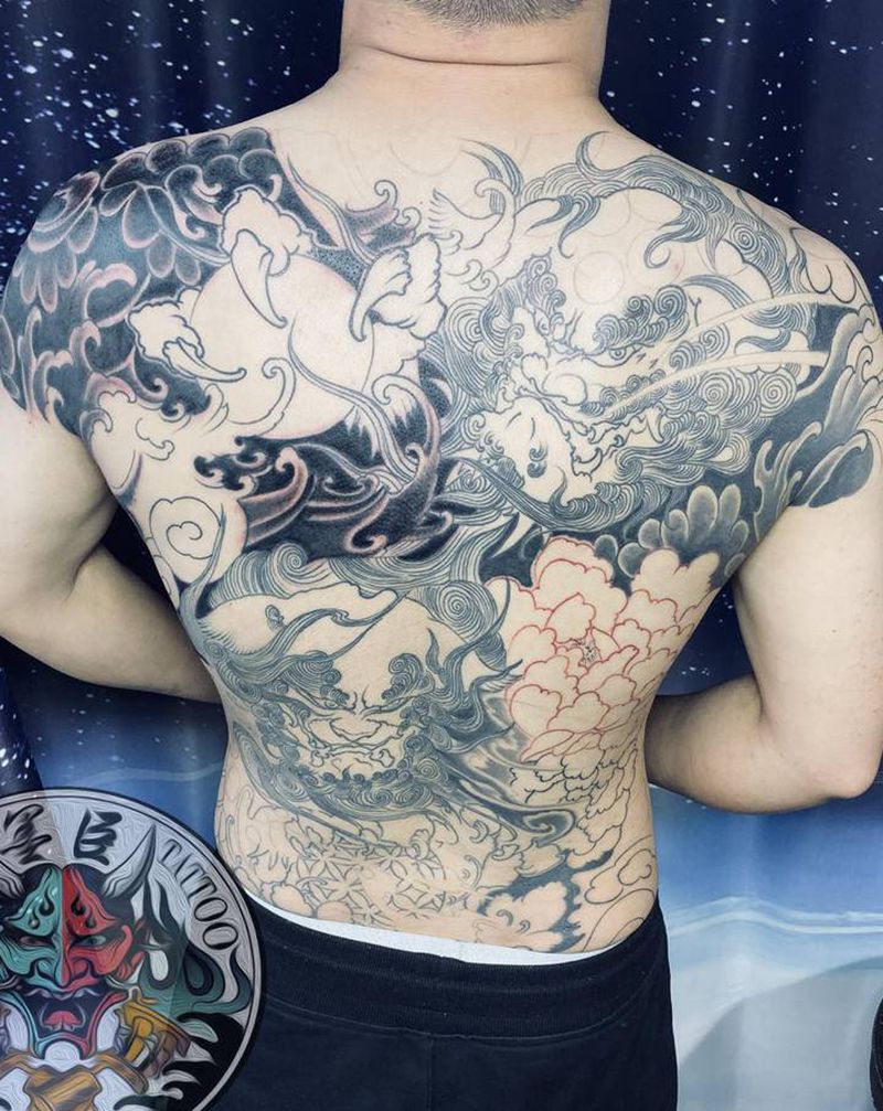 双狮纹身图片_肩部背部老传统新传统唐狮圈雾水浪纹身图案