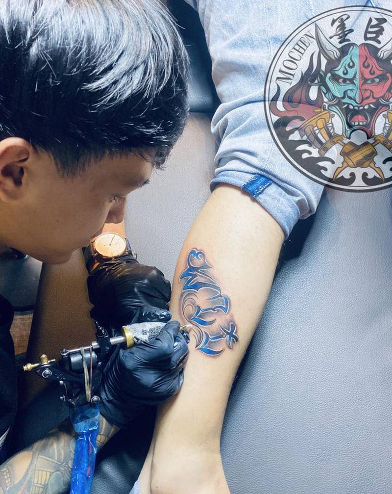 花体字纹身图片_腿部花体字New School花体字字母纹身图案