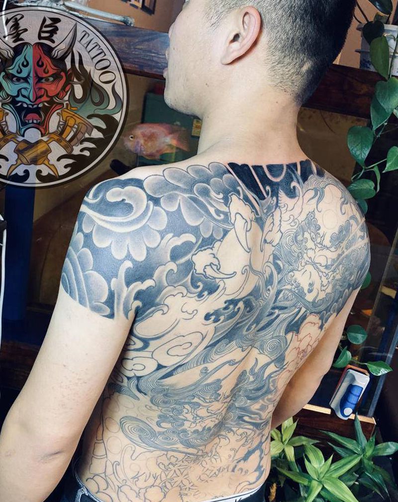 双狮富贵纹身图片_背部肩部老传统新传统唐狮板雾雾面纹身图案