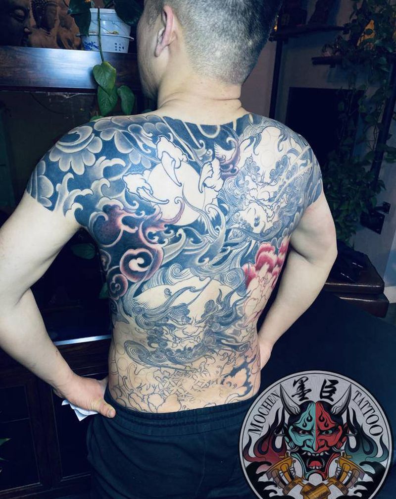 双狮纹身图片_背部老传统新传统唐狮水浪雾面纹身图案