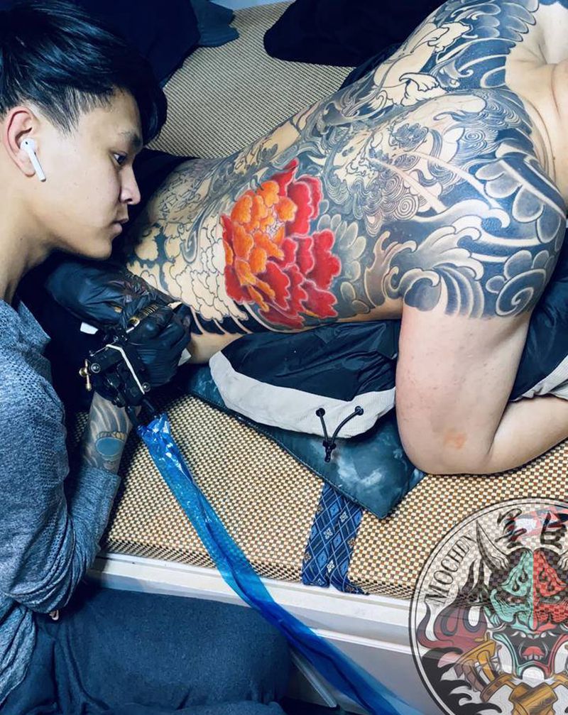 双狮富贵纹身图片_背部肩部新传统老传统重彩唐诗板雾纹身图案