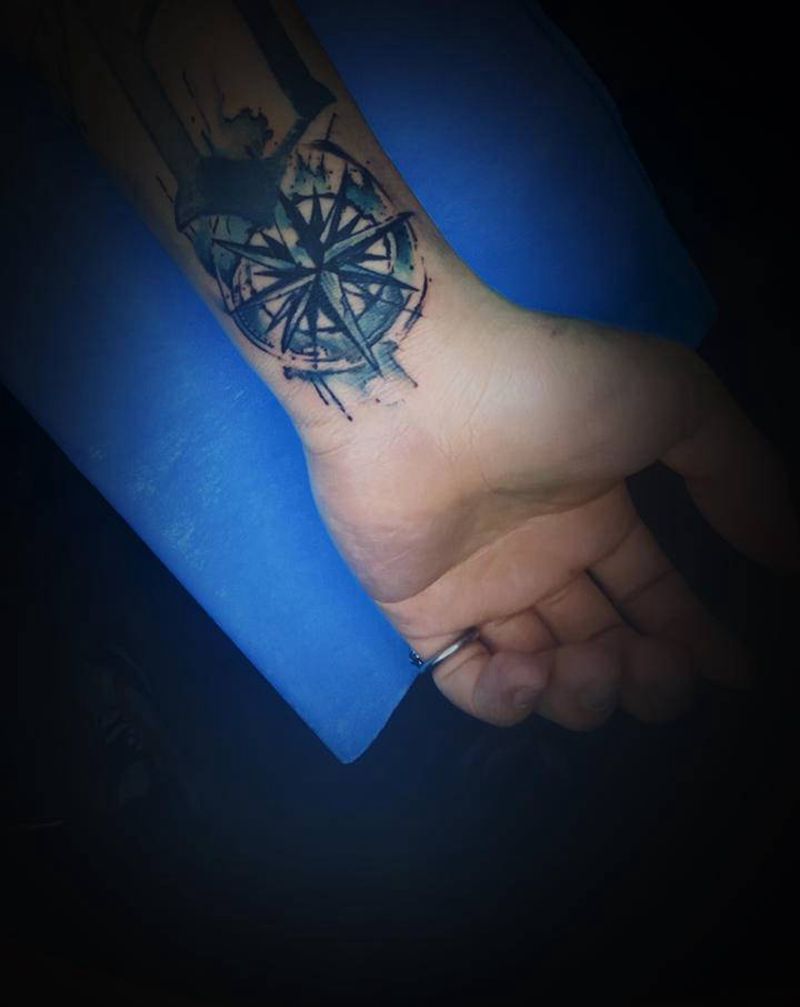 指南针纹身图片_手部水墨水彩银川纹身图案