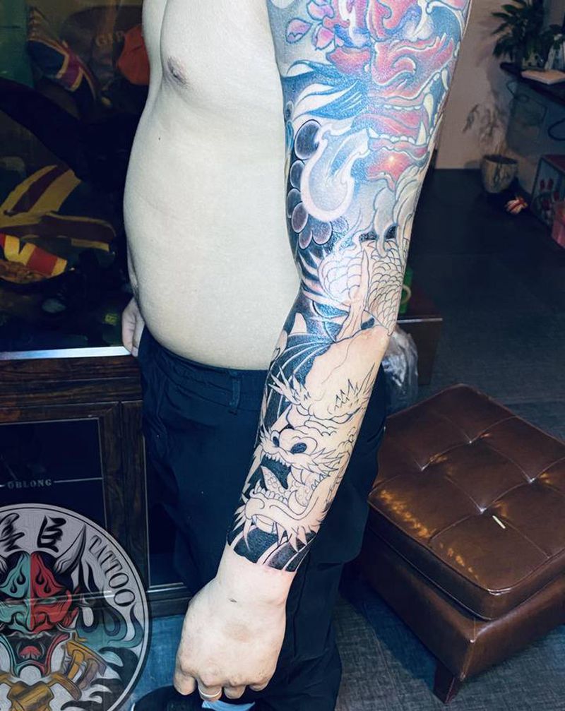 龙怒纹身图片_手臂肩部老传统新传统龙版雾传统纹身图案