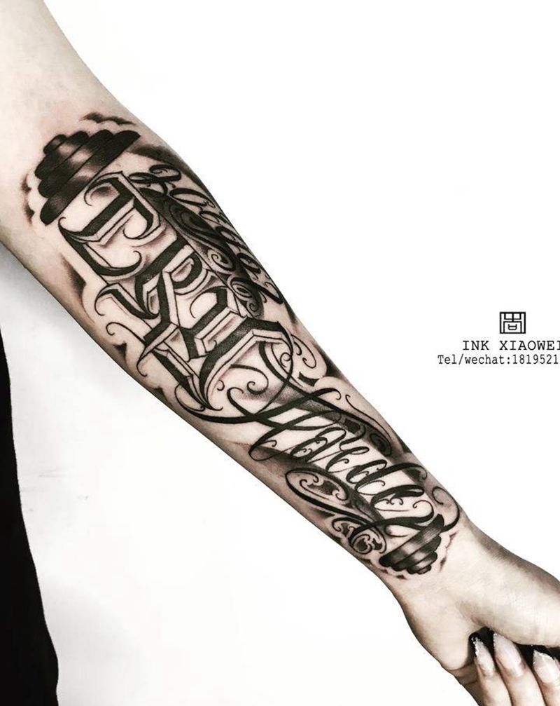 小臂字母，承载着一个爱健身的小纹身图片_手臂手部花体字点刺纹身图案