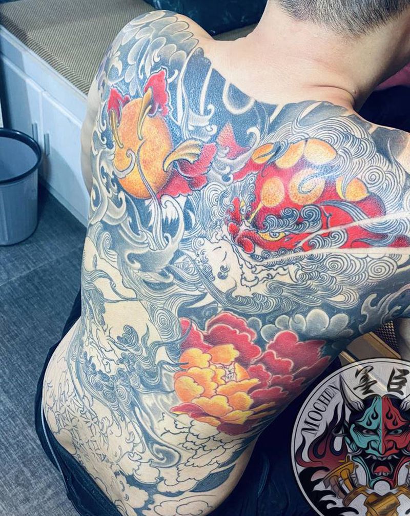 富贵双狮纹身图片_肩部背部老传统新传统唐狮版雾牡丹纹身图案