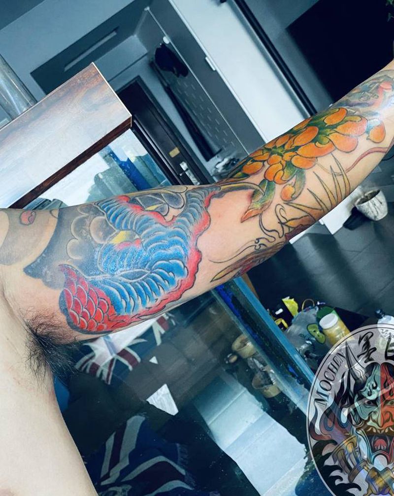 龙爪纹身图片_肩部手臂新传统老传统菊花龙爪重彩纹身图案