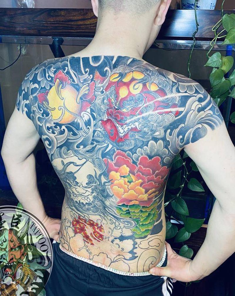 富贵双狮纹身图片_背部肩部老传统新传统重彩唐狮荷花纹身图案