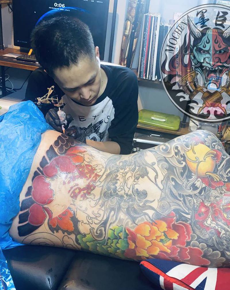 唐狮纹身图片_背部肩部新传统老传统唐狮板雾牡丹纹身图案