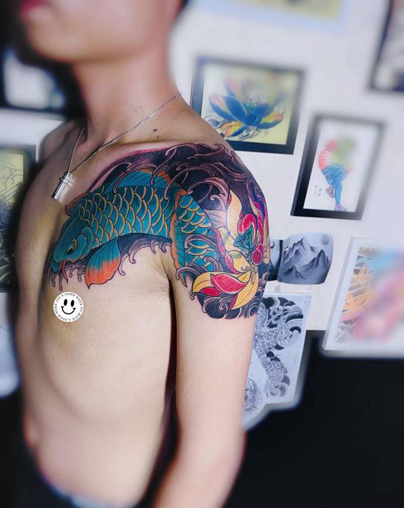 锦鲤遮盖纹身图片_胸部手臂新传统纹身图案