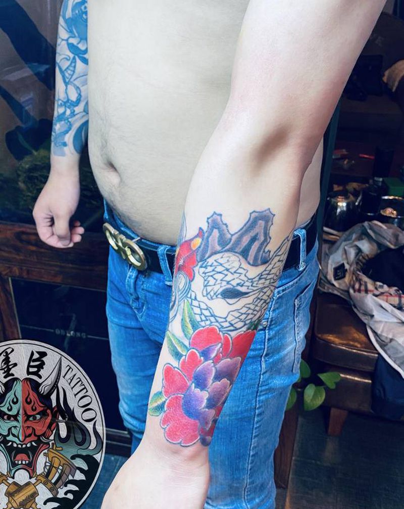 唐狮纹身图片_手臂新传统老传统唐诗牡丹重彩纹身图案