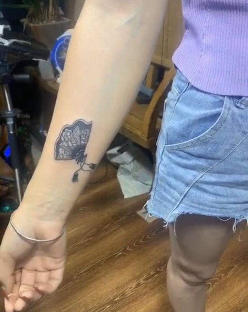 扇子纹身图片_手部手臂纹身图案