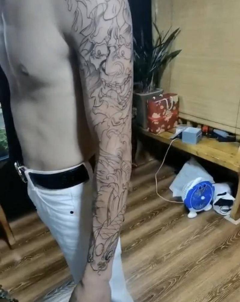 花臂线条纹身图片_手臂肩部新传统纹身图案