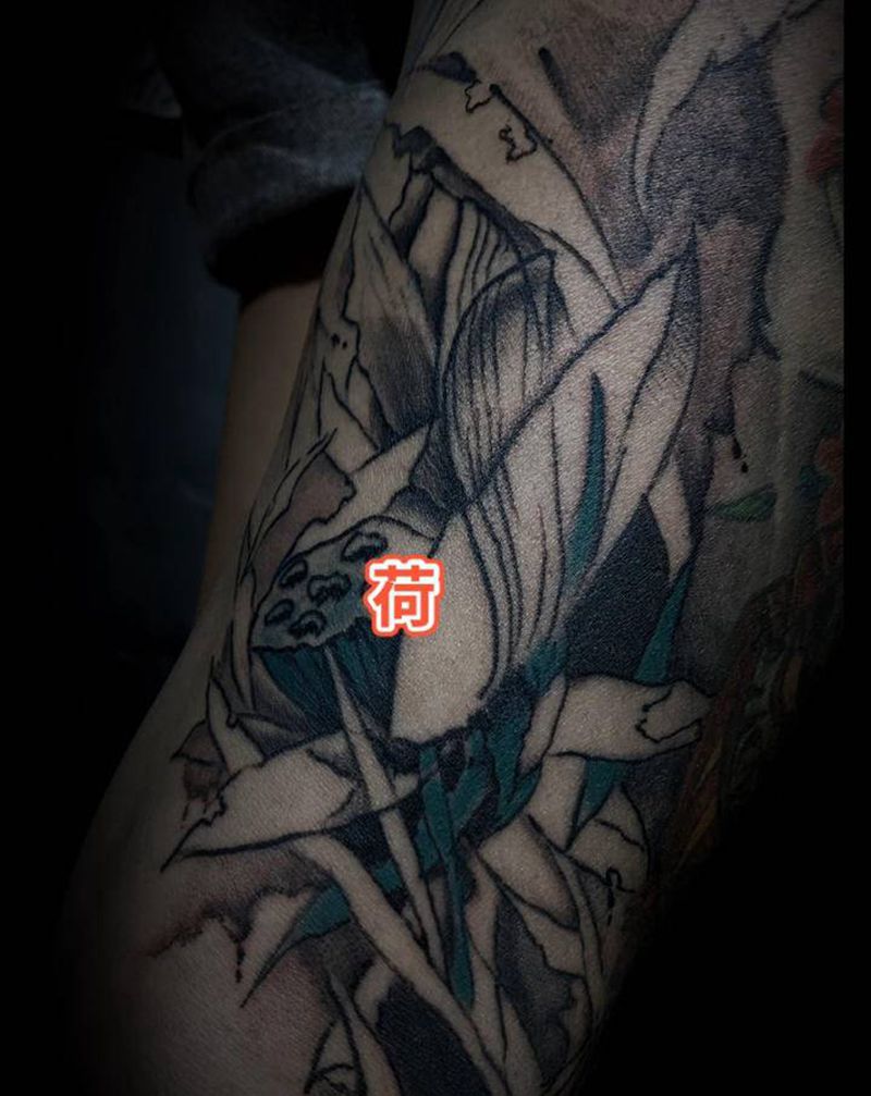荷纹身图片_腿部水墨水彩银川纹身图案