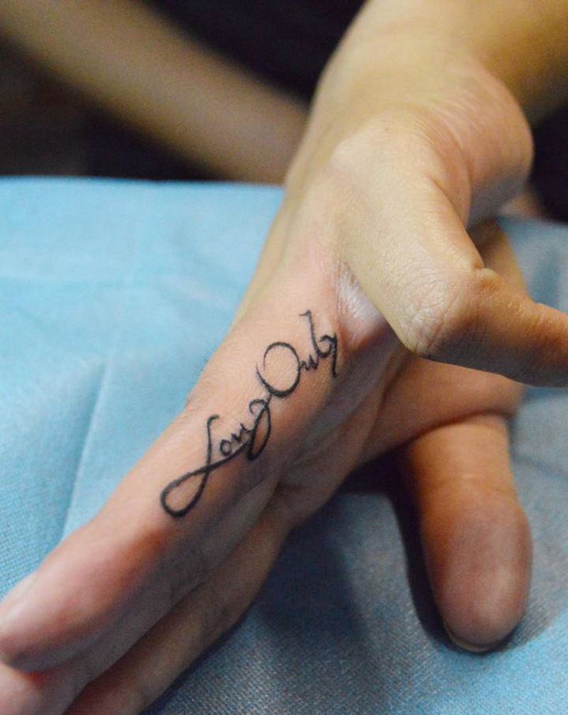 手指字母纹身图片_手部花体字纹身图案