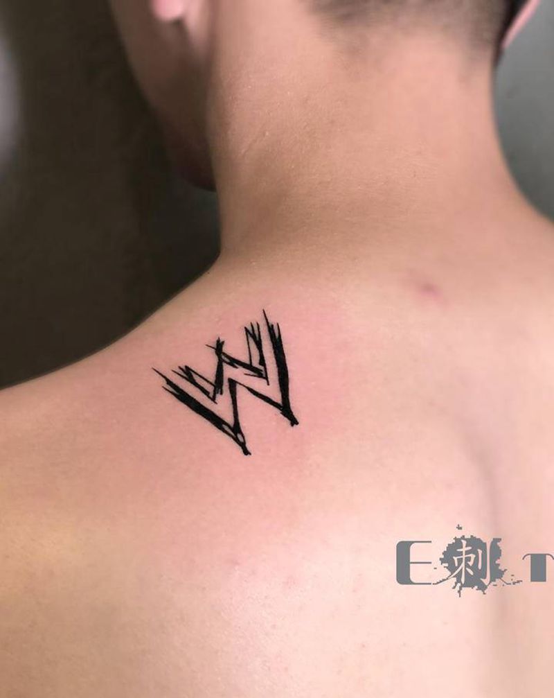 字母图案纹身图片_颈部几何纹身图案