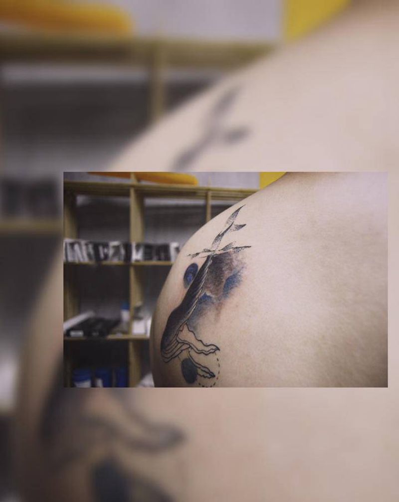 鲸鱼纹身图片_背部水墨几何纹身图案