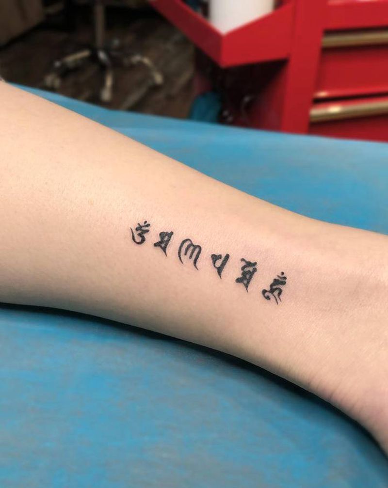 六字真言纹身图片_腿部新传统纹身图案
