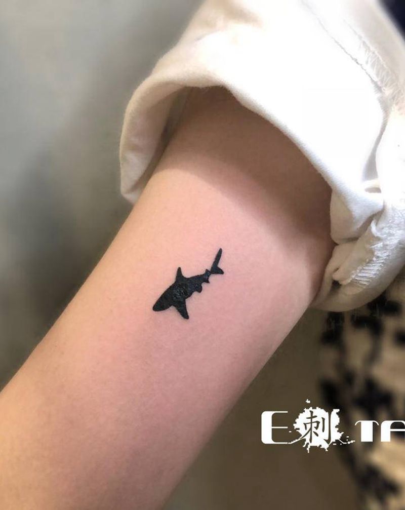 小鲨鱼纹身图片_手臂新传统纹身图案