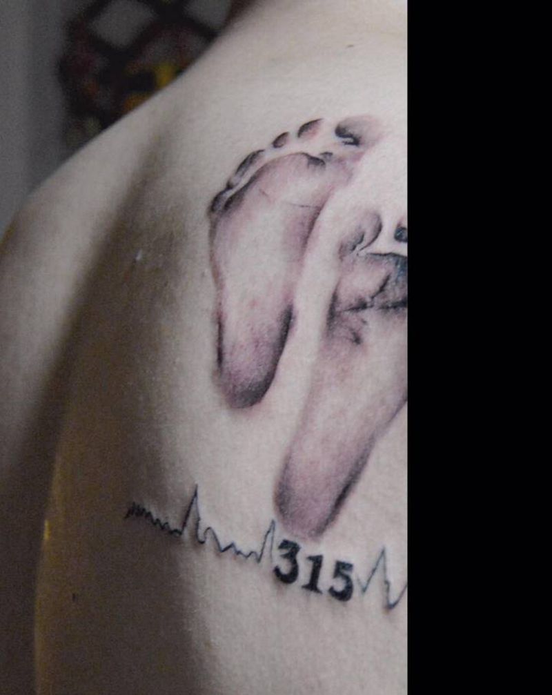 脚印纹身图片_背部纹身图案