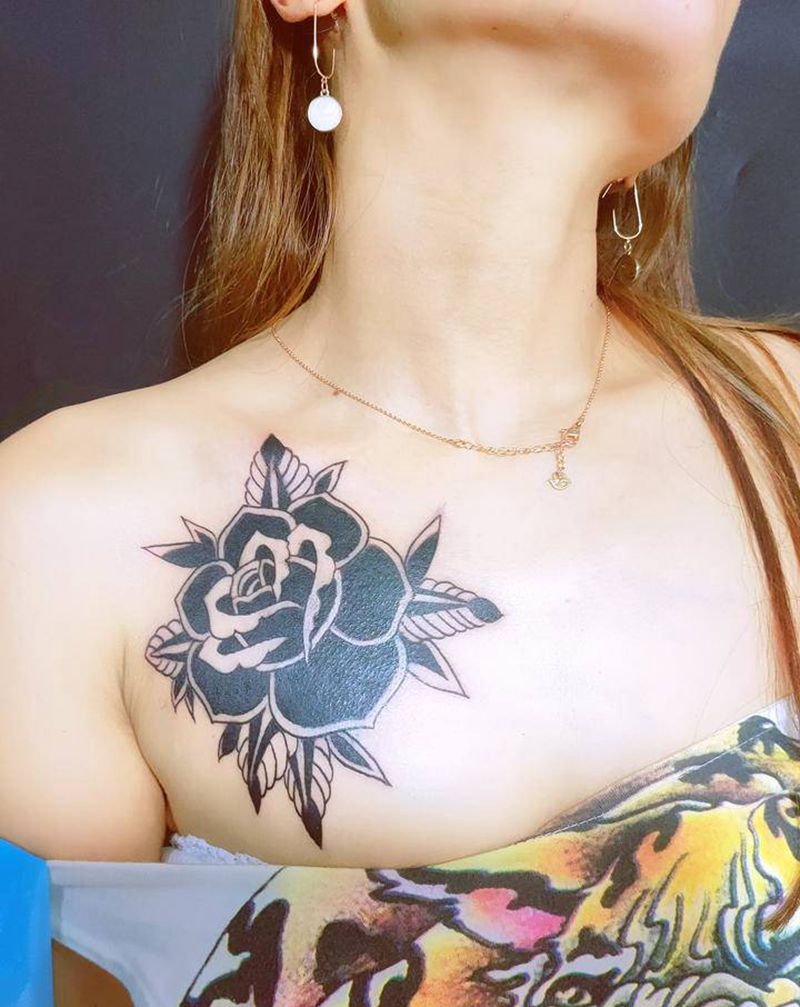 玫瑰纹身图片_胸部纹身图案
