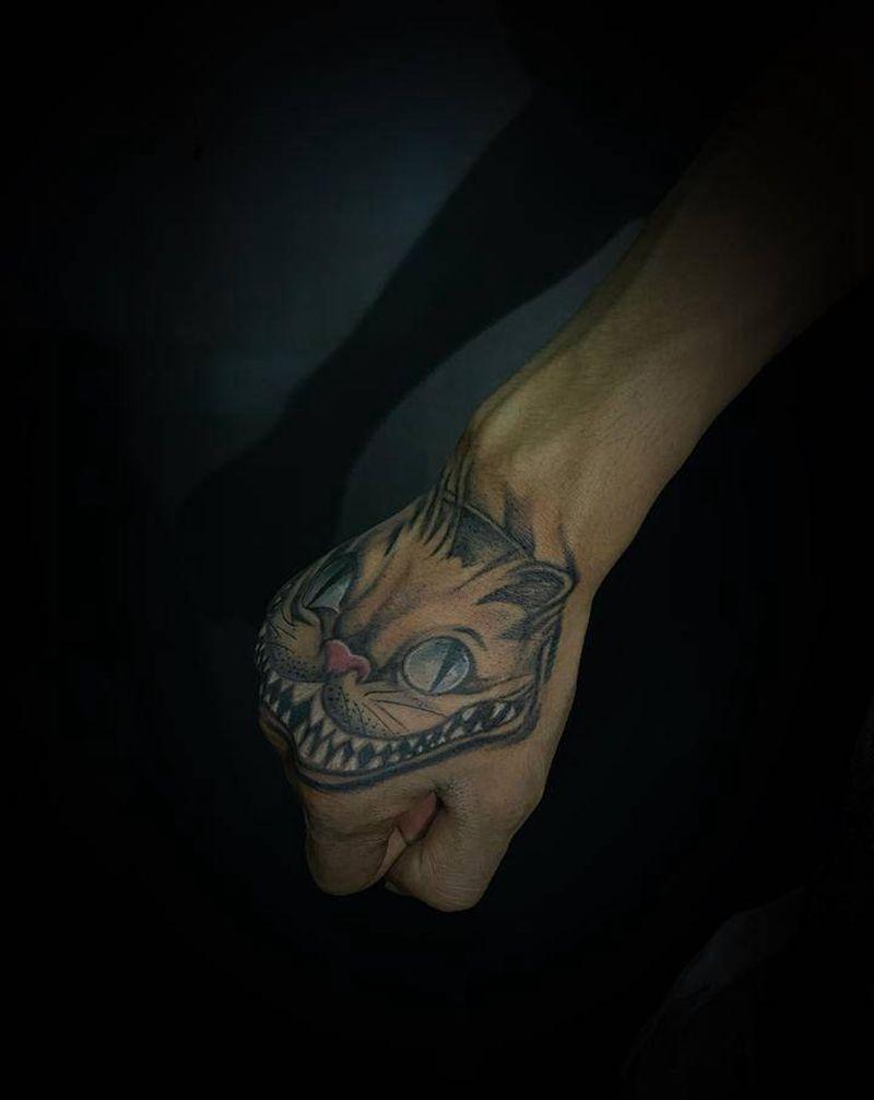 柴郡猫纹身图片_手部纹身图案