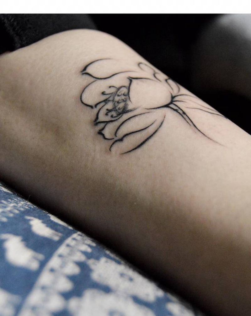 荷花纹身图片_脚部纹身图案