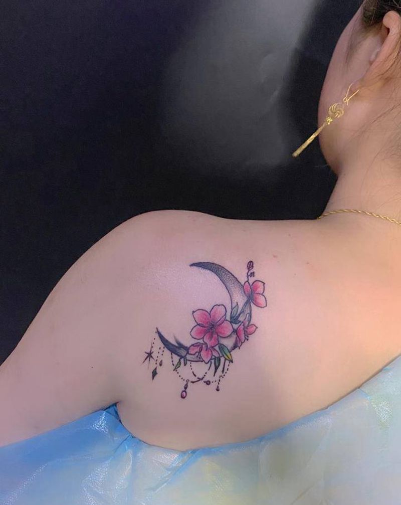 月亮花纹身图片_肩部纹身图案