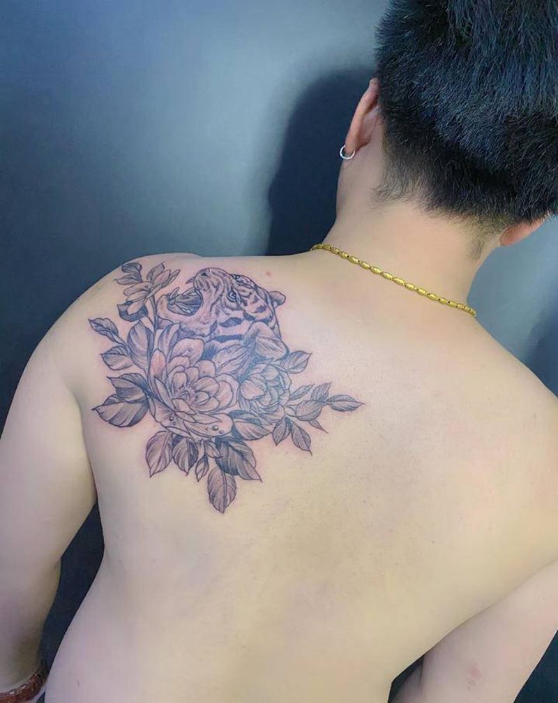 虎嗅蔷薇纹身图片_肩部纹身图案