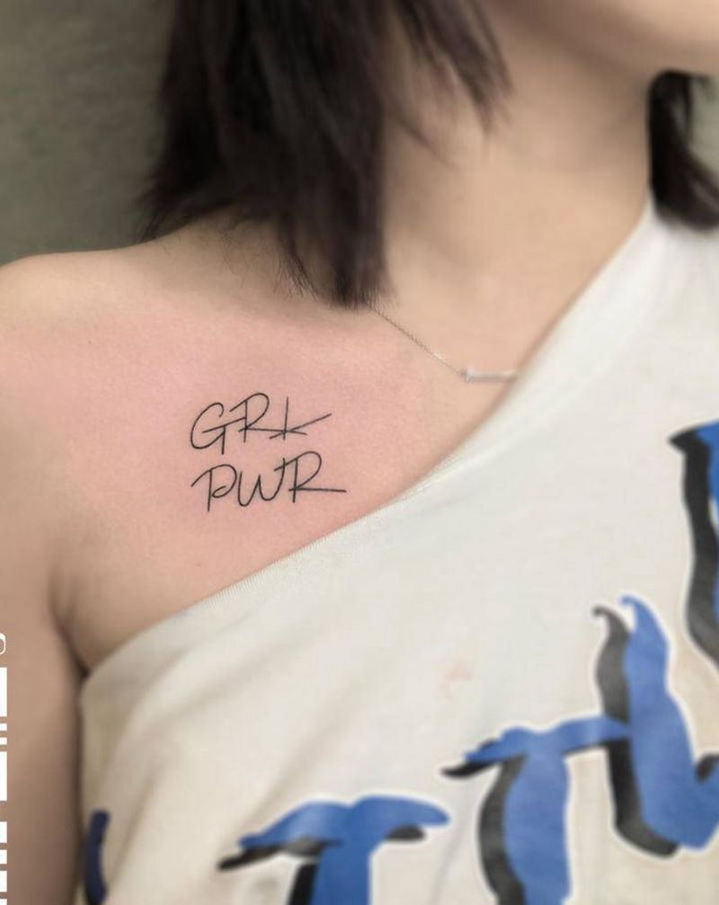 英文字母纹身图片_肩部花体字纹身图案