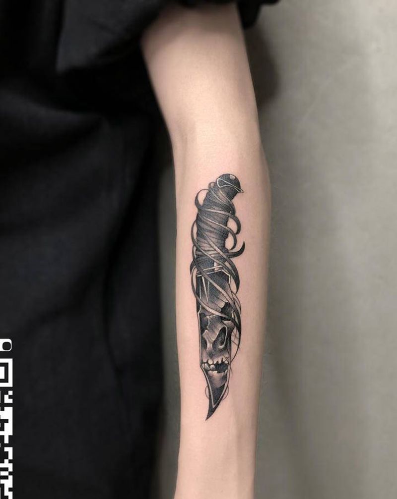 匕首暗黑系纹身图片_手臂Old School纹身图案