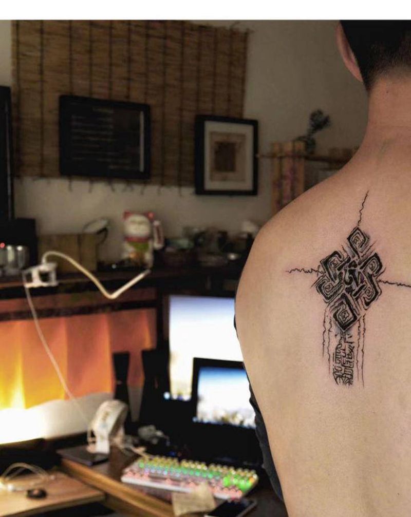 符文纹身图片_背部图腾纹身图案